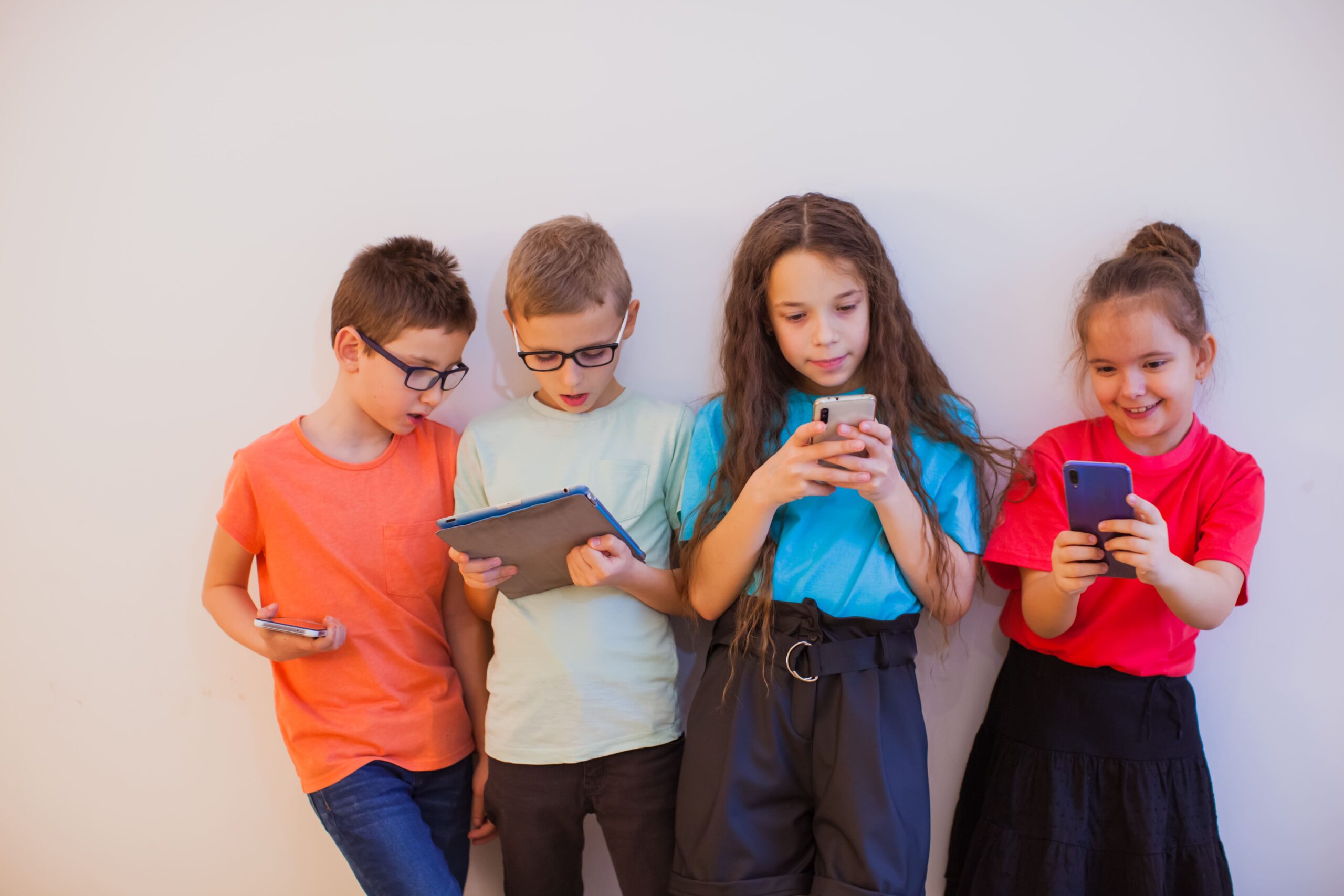 Más del 70% de los españoles está a favor de que los menores no puedan utilizar un smartphone hasta los 16 años