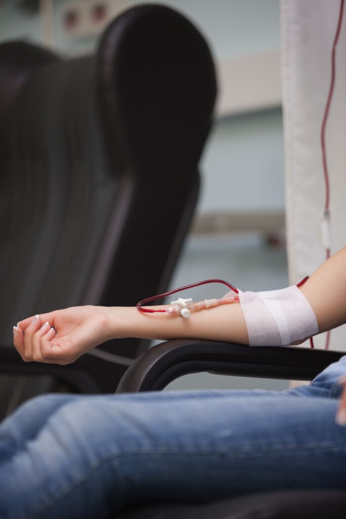 persona donando sangre