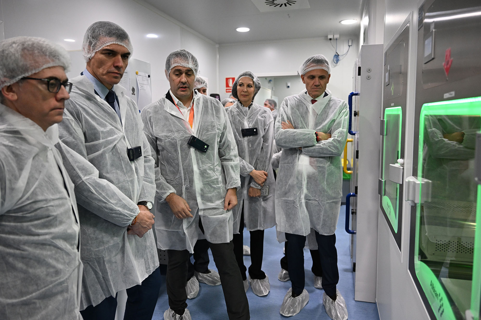 Pedro Sánchez se pega a la industria farma