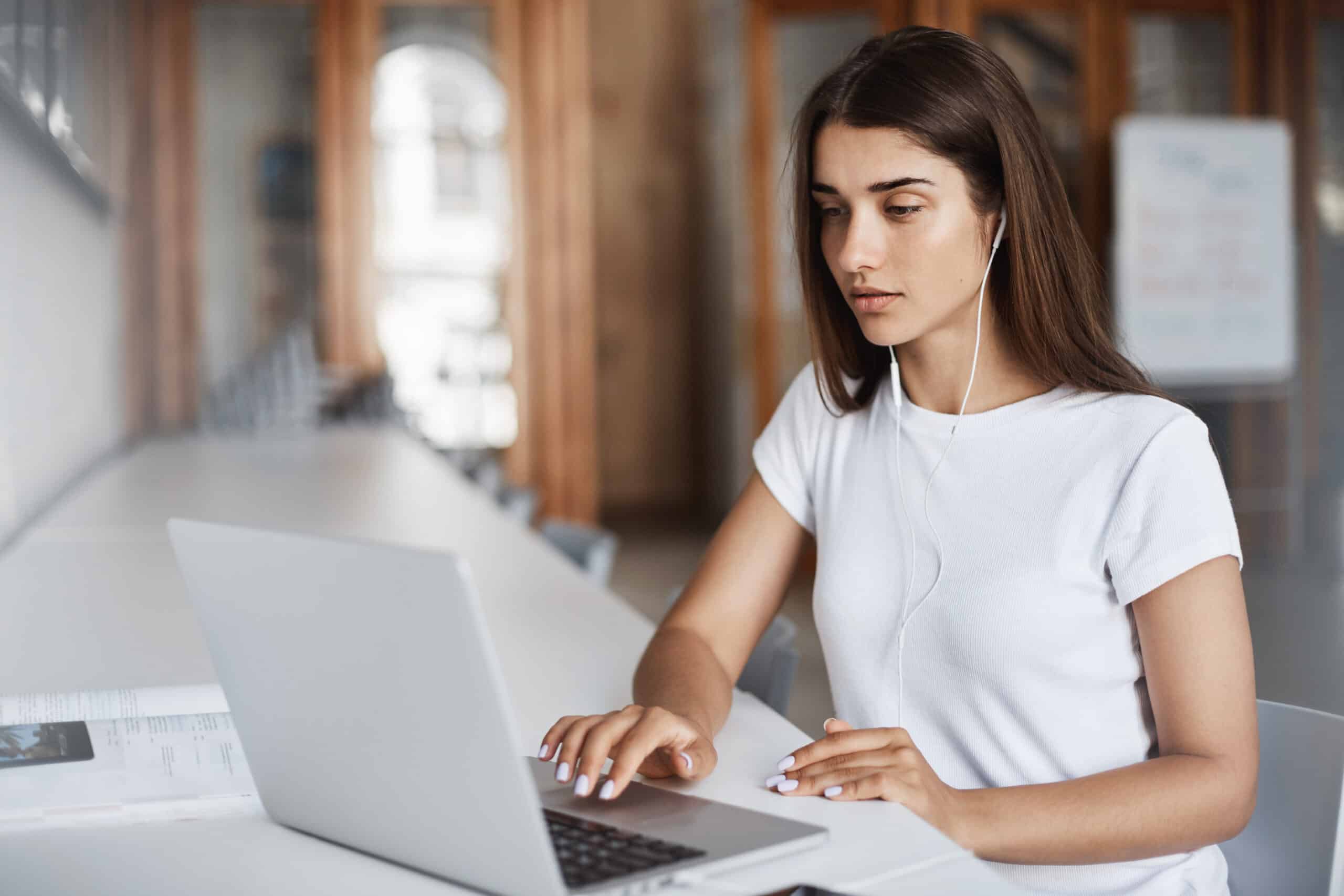 Casi el 35% de los jóvenes de 25 a 34 años de los que usan inteligencia artificial, la emplean para consultar temas relacionados con la salud mental