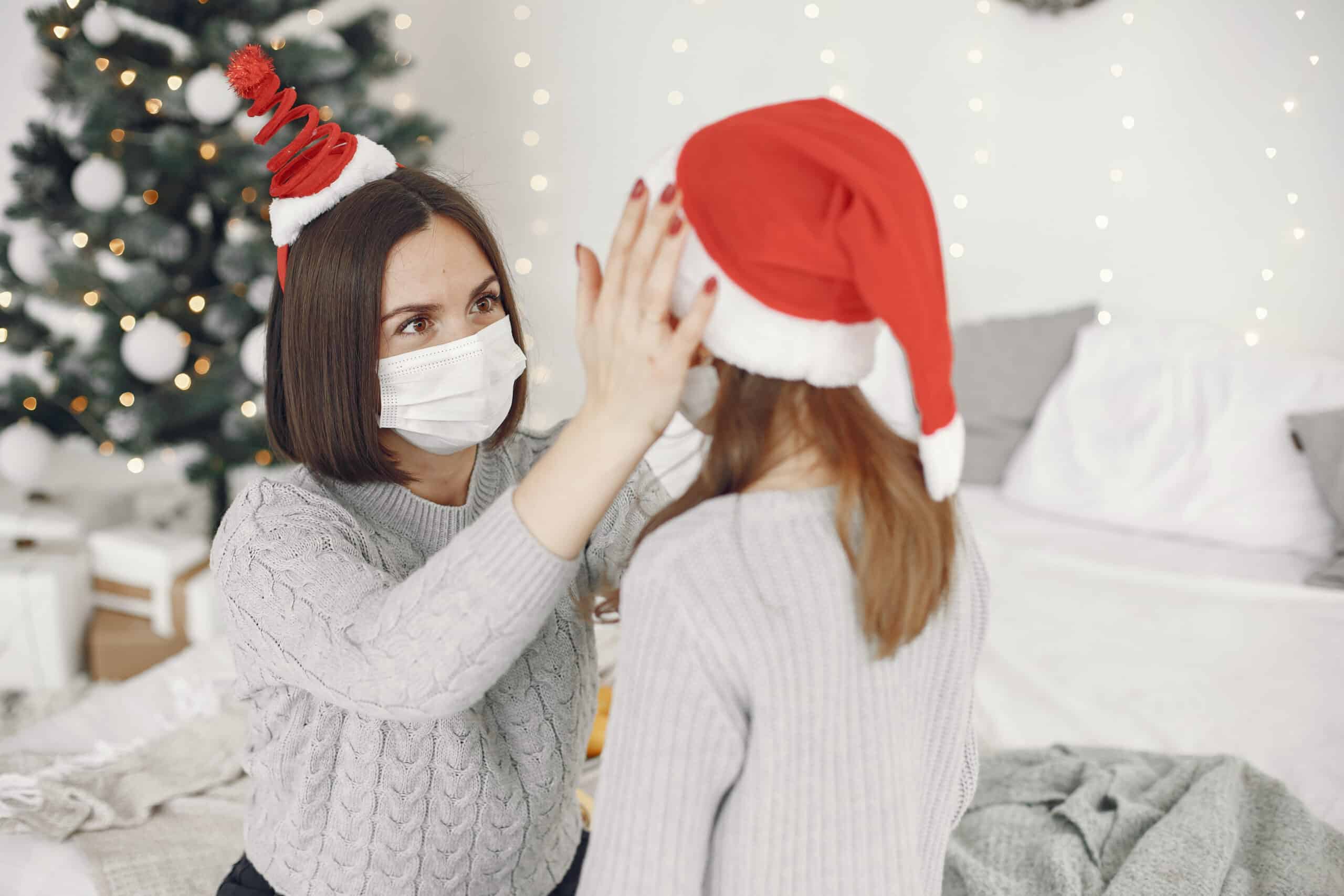 Con la mascarilla puesta por Navidad
